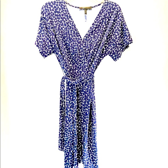 BCBGMaxAzria Dresses & Skirts - BCBG Navy and White Patterned Short Sleeved Wrap Dress, Size M
